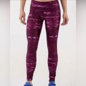 The North Face Stretch Camo workout leggings pink/purple size medium